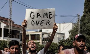 Los partidarios del presidente tunecino Kais Saied corearon consignas durante una protesta frente al edificio del Parlamento.