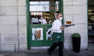 Un camarero con una bandeja con cervezas, en un bar junto a la Plaza Mayor de Madrid. REUTERS/Juan Medina