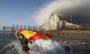 Ortega Smith entrando a nado en el peñón de Gibraltar.