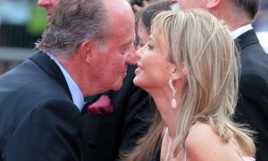Juan Carlos I saluda a su entonces amante Corinna Sayn-Wittgenstein durante un acto en 2006 | Archivo.