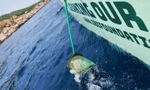 Se busca personal para recoger plásticos en la costa de Ibiza.