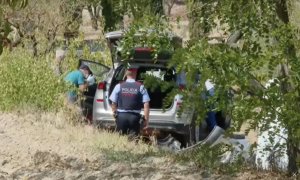 Los Mossos inspeccionan el coche donde se encontraba el hombre