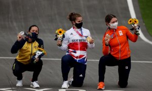 Las campeonas durante la ceremonia de premiación del BMX femenino en los Juegos Olímpicos 2020.