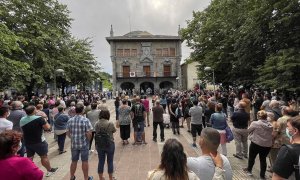 Concentración del pasado jueves junto a la corporación municipal de Lemoa (Bizkaia) para condenar la agresión en grupo a un joven vecino de esta localidad.