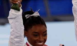 Simone Biles posa tras ganar la medalla de plata en la final por equipos de gimnasia artística.