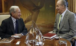 Juan Carlos I, aún convaleciente de la operación de la cadera que se rompió en el viaje para cazar elefantes en Botsuana, habla en mayo del 2012 con el presidente del Constitucional, Pascual Sala, en su despacho de la Zarzuela. – Casa Real