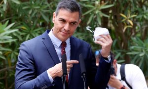 El presidente del Gobierno, Pedro Sánchez, se quita la mascarilla antes de atender a la prensa tras mantener el tradicional despacho de verano con el rey Felipe VI, este martes, en el Palacio de Marivent, en Palma de Mallorca.