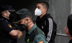 Los tres varones mayores de edad encarcelados como presuntos autores de la agresión que acabó con la vida de Samuel Luiz han llegado esta mañana al edificio de los juzgados de A Coruña,