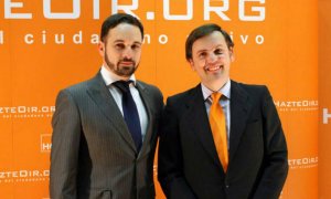 Santiago Abascal e Ignacio Arsuaga, en 2012 cuando Hazte Oír concedió uno de sus premios al líder de Vox, quien entonces presidía la Fundación para la Defensa de la Nación Española (Denaes). – HO