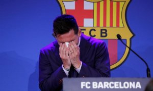 Leo Messi plorant de forma desconsolada abans d'iniciar la seva compareixença davant els mitjans de comunicació i companys de plantilla.