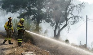 Medios aéreos y terrestres trabajando en la extinción del incendio declarado el viernes pasado en la localidad abulense de El Tiemblo
