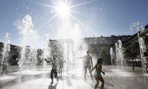 Niños jugando en una fuente pública de Madrid