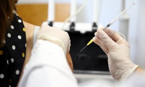 Una sanitària amb una xeringa a punt de punxar una participant en l'assaig clínic de la vacuna de Pfizer de la Covid-19 en dones embarassades, a l'Hospital Vall d'Hebron. 1 de juny del 2021.