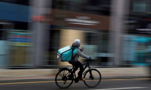 Un repartidor de Deliveroo, en su bicicleta por el centro de Manchester (Reino Unido). REUTERS/Phil Noble