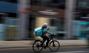 Un repartidor de Deliveroo. REUTERS