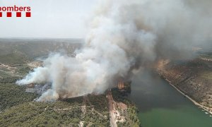 Los Mossos desalojan el camping de Port Massaluca por un incendio en la Pobla de Massaluca