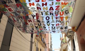 El carrer Ciudad Real de Gràcia on s'hi poden veure uns mots encreuats penjats dels balcons.