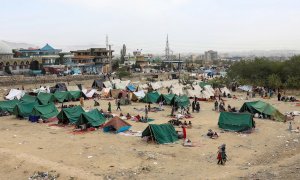 Un campamento en un parque de Kabul, la capital de Afganistán,  de personas desplazadas tras el avance de los talibanes. EFE/EPA/HEDAYATULLAH AMID