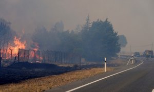 Bomberos trabajan en la extinción del incendio, declarado ayer en los municipios abulenses de Navalacruz y Cepeda de la Mora y La Parra