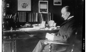 El físico alemán Max Planck en su despacho.