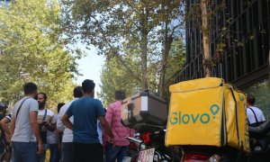 Una motxilla de Glovo davant la seu de l'empresa, situada al barri del Poblenou de Barcelona, on aquest dilluns s'han manifestat més d'un centenar de riders.