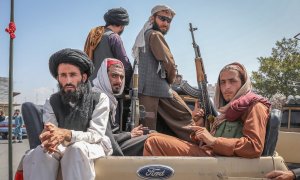 Talibanes viajan en un vehículo por las calles de Kabul en Afganistán. EFE/ Stringer
