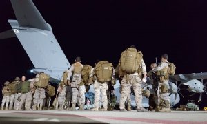 Soldados españoles embarcan en uno de los A400M que España aporta para recoger a expatriados y acoger a afganos que huyen de los talibán.