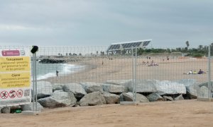 Aspecto actual de la playa de Sant Adrián del Besòs, que, aunque cerrada al público, sigue recibiendo afluencia de personas.