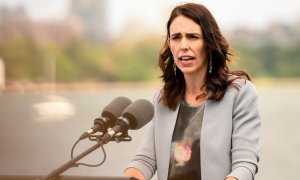 La primera ministra de Nueva Zelanda, Jacinda Ardern, asiste a una conferencia de prensa en febrero de 2020.