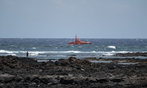 Barco en la costa de Lanzarote. Foto de archivo.