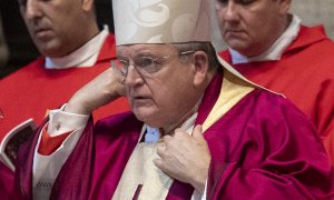 El cardenal Raymond Burke celebra una misa por el fallecimiento del cardenal Joseph Levada.