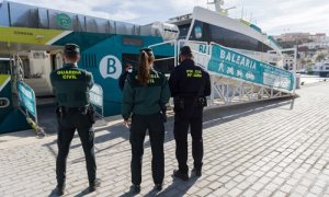 Foto de archivo. La Guardia Civil en el puerto de Ibiza ante el aumento de casos de covid19