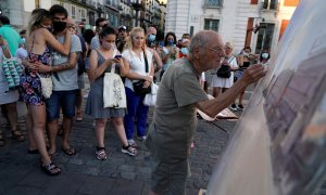 Varias personas observan trabajar al pintor  Antonio Lopez en la céntrica Puerta del Sol de  Madrid. REUTERS/Juan Medina