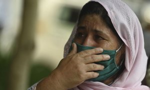 Mujer afgana llorando. Foto de archivo.