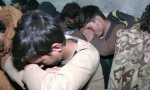La policía turca detiene a un grupo de migrantes afganos refugiados en un cuartel abandonado