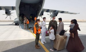 Un grupo de personas a su llegada a Dubai tras haber sido repatriados de Afganistán.