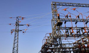 El precio de la luz sigue bajando este lunes, pero se mantiene casi un 10% más alto que hace una semana