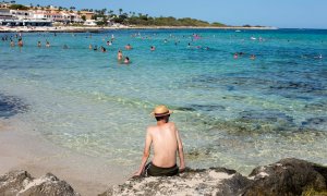 La playa de Punta Prima (Mallorca) donde bañistas disfrutan del buen tiempo.