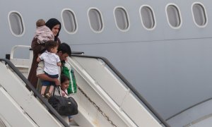 Tres niños con sus padres son evacuados de Afganistán y aterrizan en Bélgica.