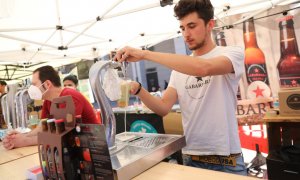 Un camarero sirve un tubo de cerveza, en las instalaciones del Leganés Beer Festival, a 3 de julio de 2021, en la Plaza Mayor de Leganés, Madrid,.