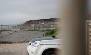 Foto de archivo. Un coche de la Guardia Civil, en la frontera de Tarajal en Ceuta.