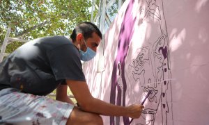 Participante en los trabajos de reconstrucción del mural de mujeres de Ciudad Lineal.