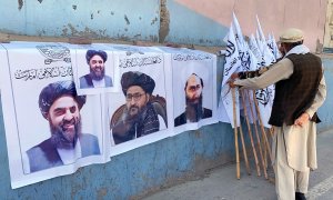 Un hombre vende banderas de los talibanes y fotos de sus dirigentes en Kabul.