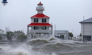 El huracán Ida provoca que las olas choquen contra el New Canal Lighthouse.