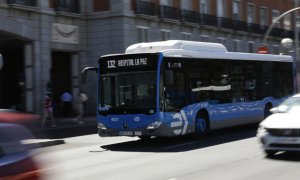 Un autobús urbano de la EMT circula por las inmediaciones del intercambiador de Moncloa, en Madrid (España), a 1 de julio de 2020.