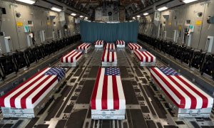 Las cajas cubiertas con la bandera estadounidense donde trasladan los cuerpos de los marines fallecidos en los atentados del aeropuerto de Kabul que también se cobró la vida de al menos 169 ciudadanos afganos.  EFE / EPA / JASON MINTO / US AIR FORCE