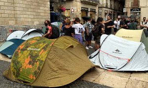 Una imatge de l'acampada del sector de l'oci nocturn que va començar aquest dimecres, 1 de setembre de 2021, a la plaça Sant Jaume.