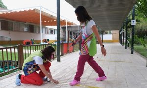 Trabajadores del colegio público de Nª Señora del Rocío, poniendo a punto el recinto ante la inauguración de el curso escolar de Educación Infantil 2021-22 a 1 de septiembre 2021 en Coria del Río, Sevilla.