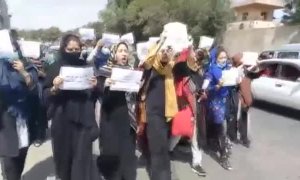 Una manifestación de mujeres afganas rompe el silencio en Kabul