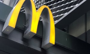 Foto de archivo. El logo de McDonald's en una fachada de un local de la empresa en Nueva York.